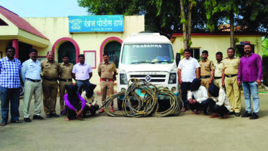Photo of कुऱ्हाडीचा धाक दाखवून कॉपर वायर चोरणारी टोळी जेरबंद
