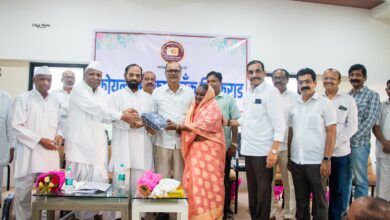 Photo of कोयना बँकेच्या रौप्य महोत्सवानिमित्त सभासदांना भेटवस्तु वाटप