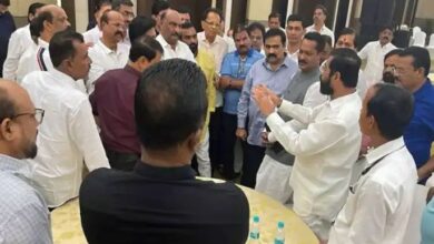 Photo of सर्वोच्च न्यायालयाकडून मुख्यमंत्री एकनाथ शिंदे आणि त्यांच्या ३९ समर्थक आमदारांना नोटिसा