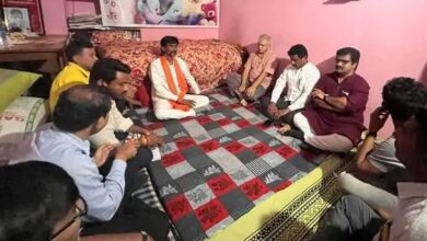 Photo of प्रकाश आंबेडकर यांनी अचानक आंतरवाली सराटी येथे घेतली मनोज जरांगे यांची भेट
