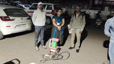 Photo of घरगुती गॅस वाहनात भरताना पुरवठा शाखेची कारवाई