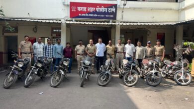 Photo of दुचाकी चोरटा पोलिसांच्या ताब्यात ; कराड शहर गुन्हे प्रकटीकरण शाखेची कारवाई ः अडीच लाखाचा मुद्देमाल जप्त