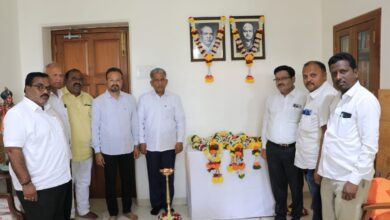 Photo of स्व. आनंदराव व प्रेमीलाकाकी चव्हाण यांच्या स्मृतिदिनानिमित्त अभिवादन