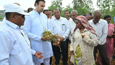 Photo of कराड दक्षिणमधील दुष्काळी परिस्थितीची पाहणी शेतकऱ्यांच्या संकटात अतुलबाबा भोसले मैदानात; दुष्काळी भागांसाठी शासनदरबारी ठोस पाठपुरावा, मदतीची शेतकऱ्यांना आशा!