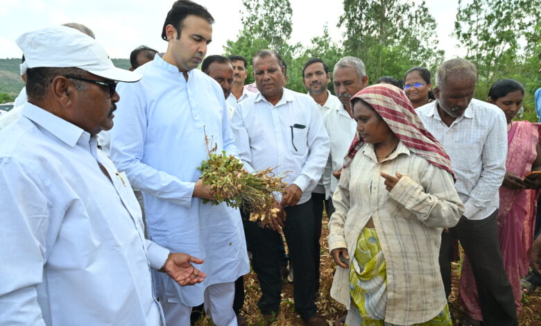 Photo of कराड दक्षिणमधील दुष्काळी परिस्थितीची पाहणी शेतकऱ्यांच्या संकटात अतुलबाबा भोसले मैदानात; दुष्काळी भागांसाठी शासनदरबारी ठोस पाठपुरावा, मदतीची शेतकऱ्यांना आशा!